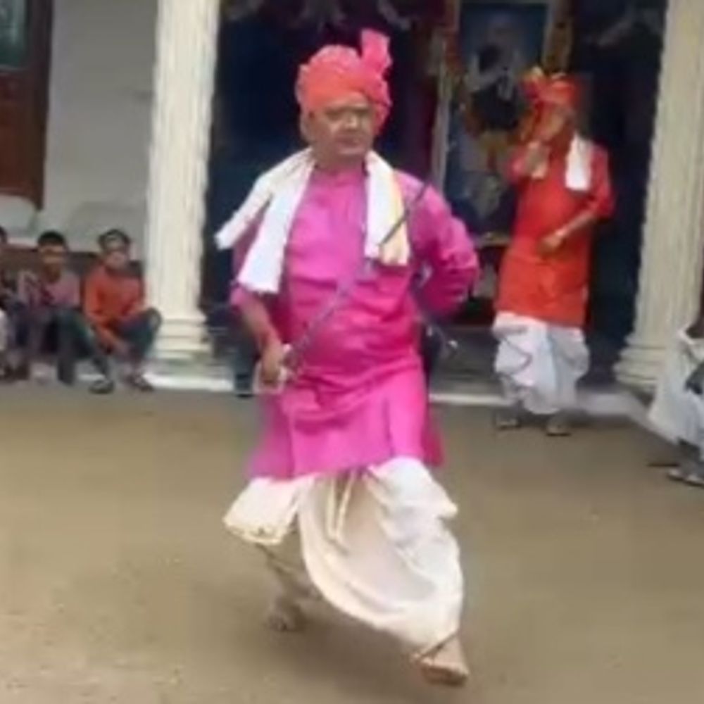 केवलारी विधायक ने विजयादशमी पर दिखाए तलवार-लाठीबाजी के करतब:पारंपरिक युद्ध कौशल का किया प्रदर्शन, दशहरा उत्सव में परंपरा की झलक