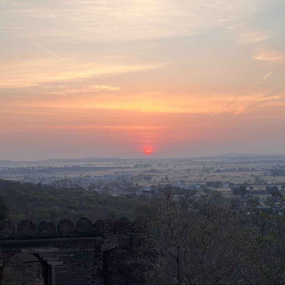 रायसेन में गुलाबी ठंड शुरू, छाने लगी धुंध:दिन का तापमान घटकर 30 और रात का 18 डिग्री पर पहुंचा, 24 अक्टूबर तक बारिश के आसार