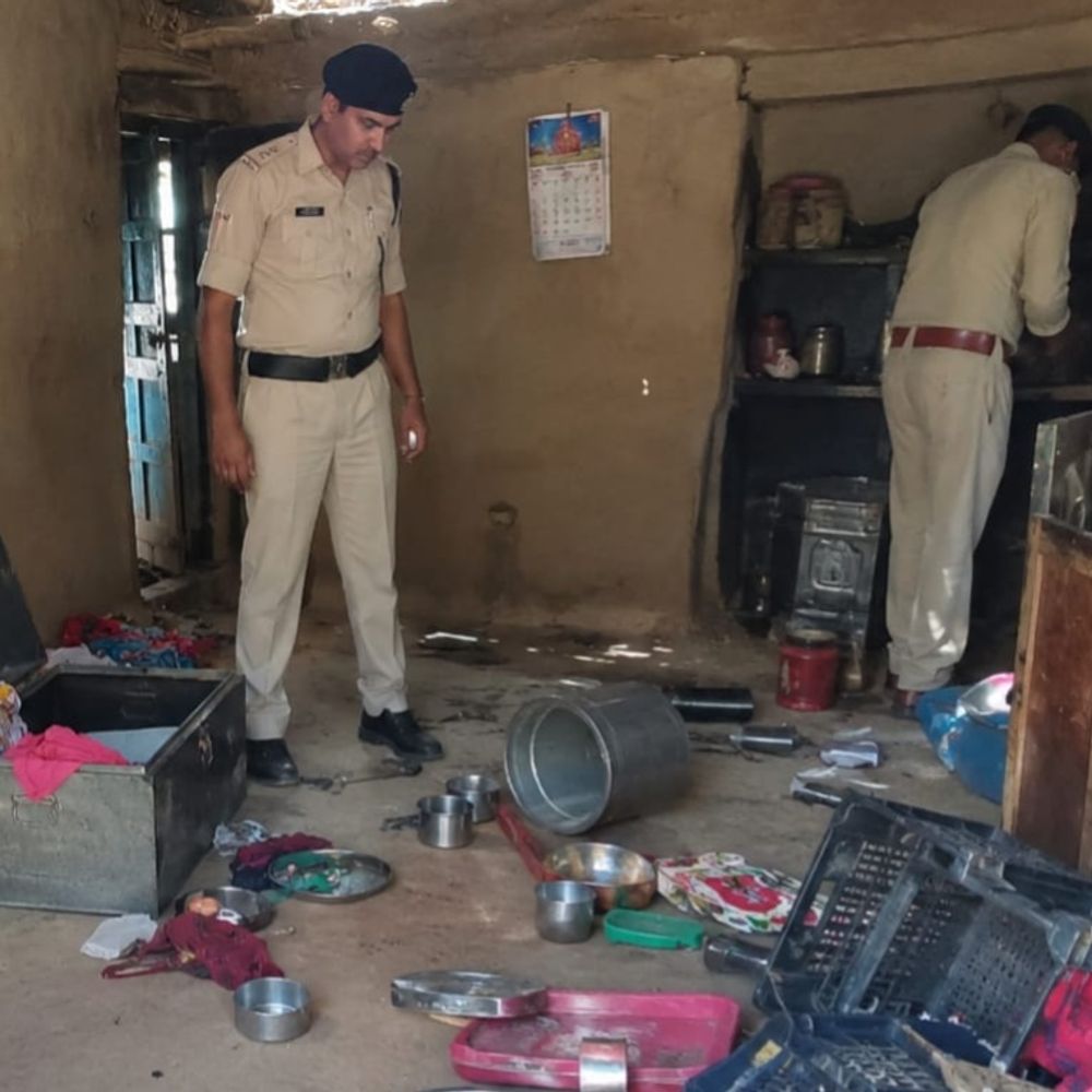 सूने मकान से डेढ़ लाख के नकदी और जेवर चोरी:परिजनों को घर लौटने पर पता चला; पुलिस जांच में जुटी