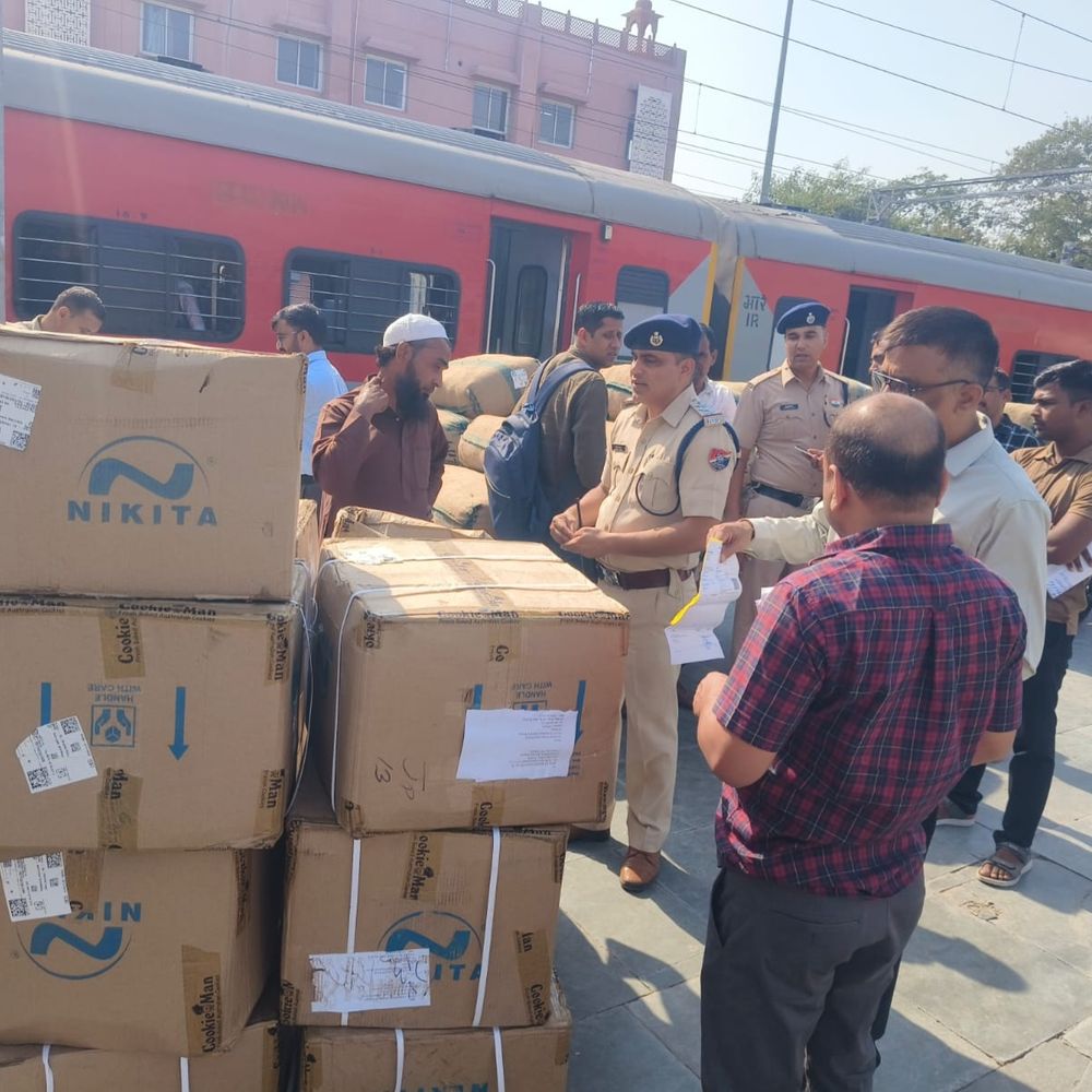 जयपुर जंक्शन पर पकड़ी 2 करोड़ की इलायची:48 हजार की बिल्टी बनाकर भेज रहे थे करोड़ों का माल, मुखबिर की सूचना पर कार्रवाई