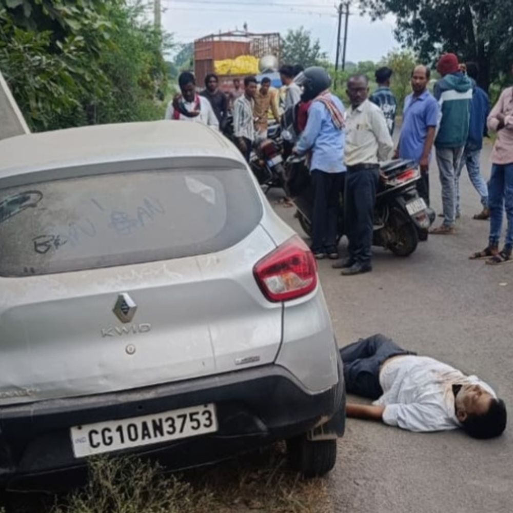 खंभे से टकराई तेज रफ्तार कार, ट्रांसपोर्टर की मौत:बिलासपुर-अंबिकापुर NH पर झपकी आने से हुआ हादसा, बिहार के रहने वाले थे