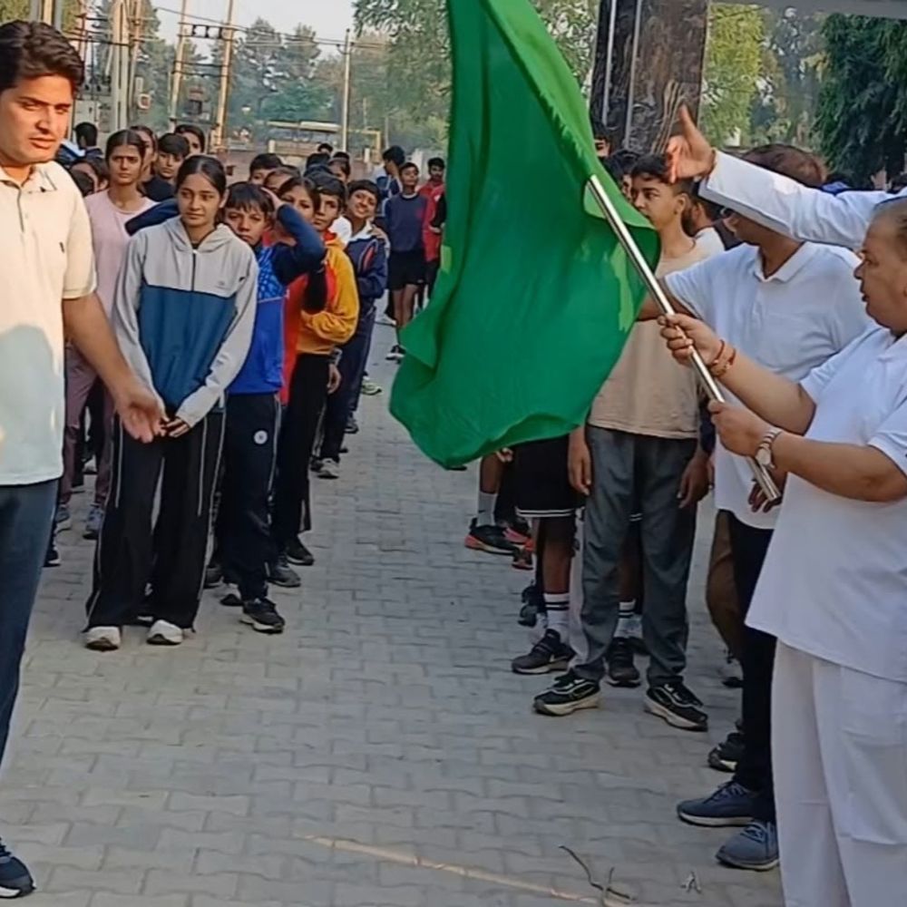 भिवानी में रन फॉर यूनिटी आयोजित:बच्चों के साथ अधिकारियों ने लगाई दौड़, युवाओं को नशा मुक्त भारत का संदेश दिया