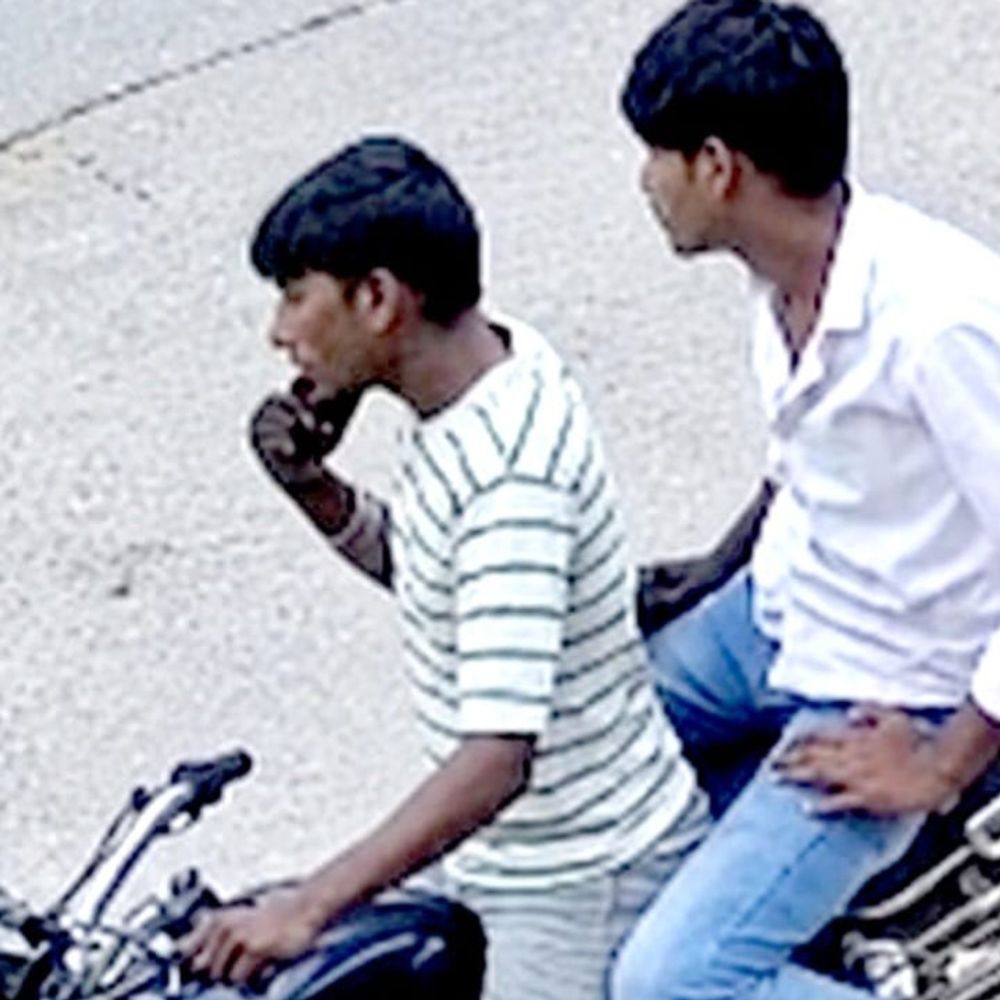 सोनीपत में गैस एजेंसी के बाहर चोरी CCTV में कैद:बाइक पर सवार होकर आए दो युवक; संदिग्ध युवकों की मैनेजर ने की पहचान