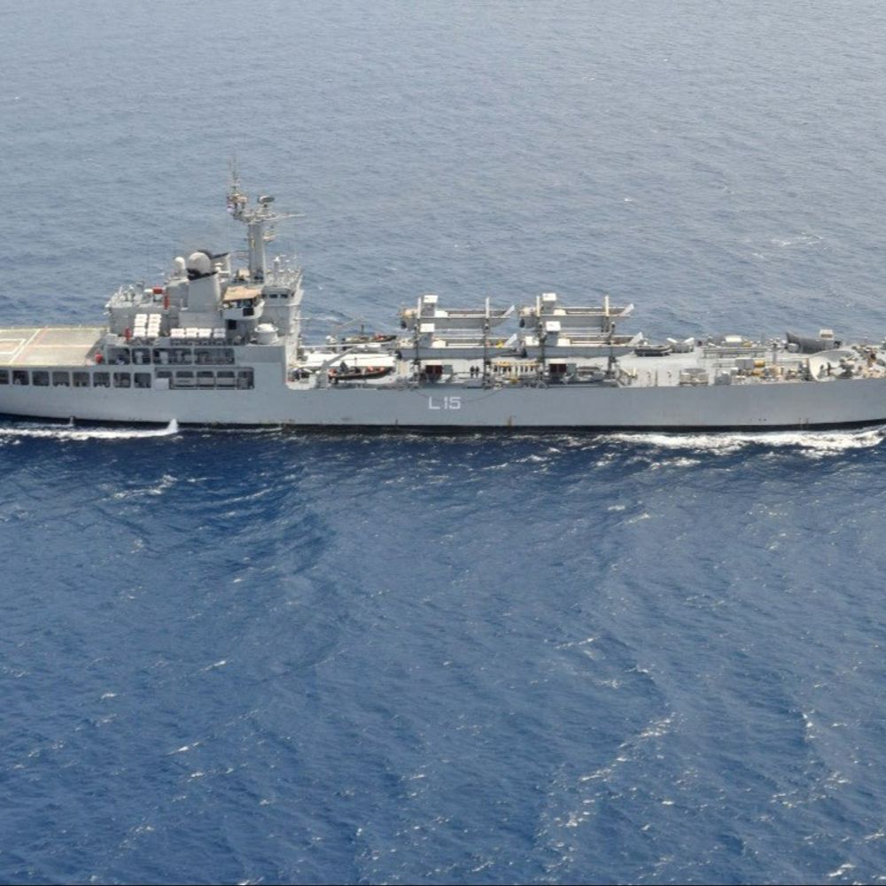 INS केसरी में पानी घुसा, कोई हताहत नहीं:विशाखापट्‌टन नेवल डॉकयार्ड में जहाज खड़ा था, पानी निकालने का काम जारी