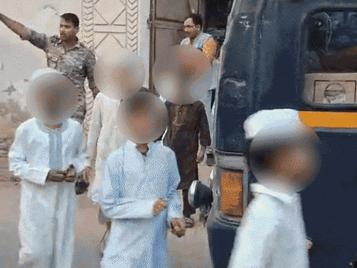मदरसे से रेस्क्यू बच्चों को लेने पहुंचे परिजन परेशान:ग्वालियर में CWC दफ्तर के बाहर नागपुर की महिला बेहोश; 22 बच्चे परिवारों को सौंपे