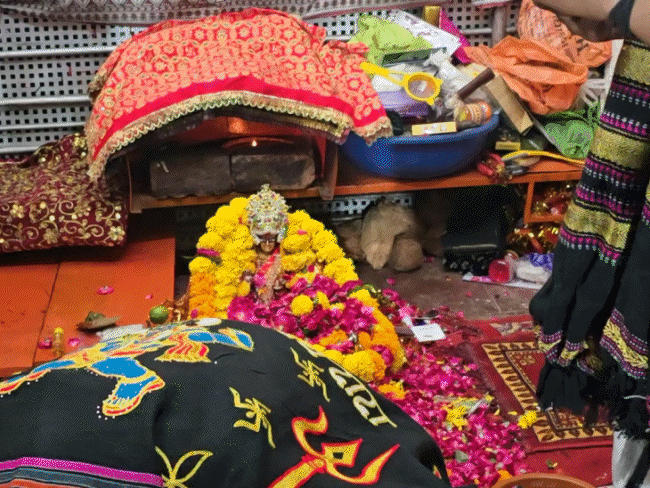 पेड़ों पर लटकी महिला-पुरुष की तस्वीरें, पुतले-सैंडल और नींबू-मिर्ची:उज्जैन के मंदिर में शुत्रनाश साधना की पड़ताल; तांत्रिक बोला- दूसरे राज्यों से भी आते हैं लोग