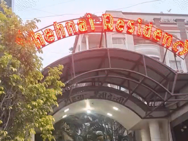 लाखों का फ्लैट है, 2 हजार के लिए क्यों मारूंगी:मारपीट के आरोप पर रिटायर्ड टीचर बोलीं-बच्चियों ने उठाए थे पैसे, परिजन बोले-‘वे अभी तक डरी हैं’