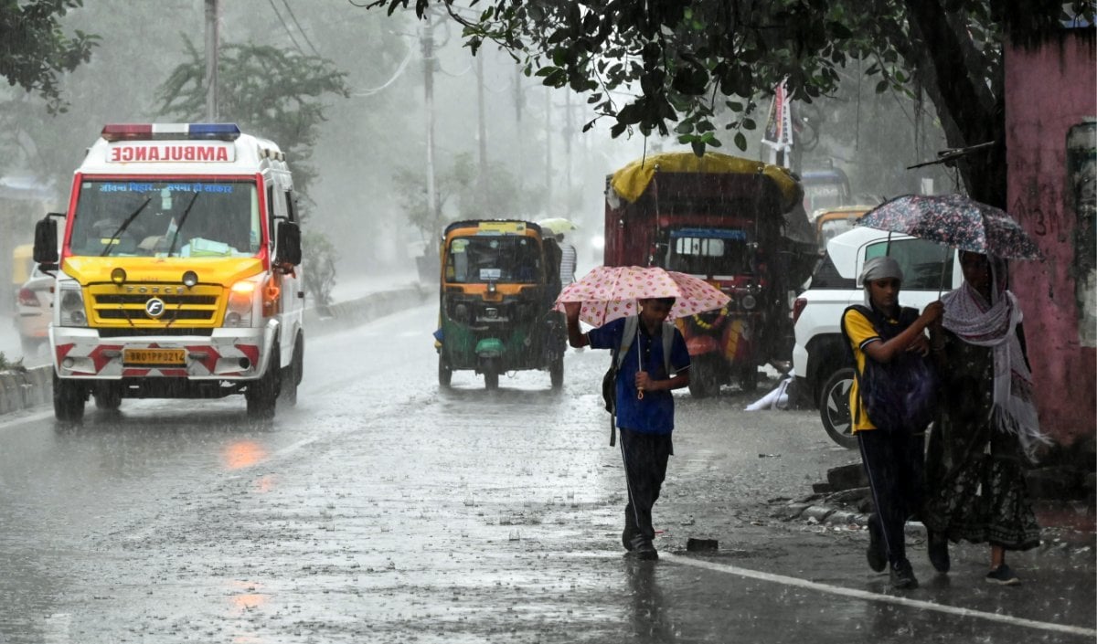 Cyclone Arnab | चक्रवात ‘अर्नब’ ने धारण किया ‘अत्यंत भीषण’ रूप! 140 किमी/घंटे की रफ्तार से टकराने की आशंका, आंध्र-ओडिशा में अलर्ट पर 5.7 लाख लोग