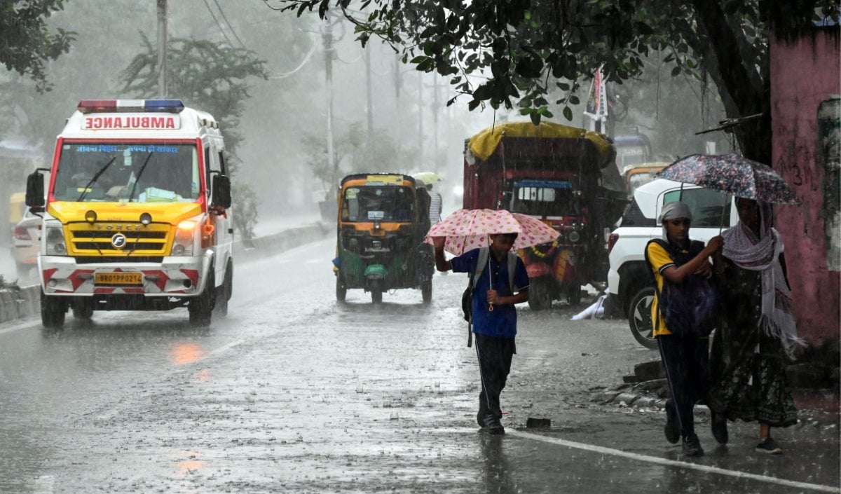 Cyclone Arnab Update | चक्रवात ‘अर्नब’ का तांडव! आंध्र प्रदेश के 13 जिलों में भारी तबाही, सड़कों को नुकसान और ‘फ्लैश फ्लड’ का अलर्ट