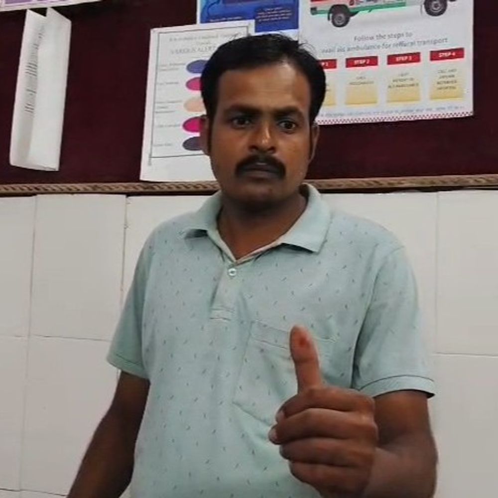घर में नागिन पकड़ते समय युवक को डसा:हालत बिगड़ने पर जिला अस्पताल रेफर, 3 दिन से घर में छिपी थी