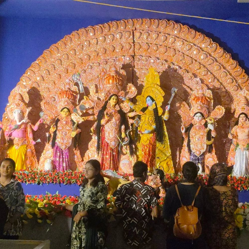 पूर्णिया के रजनी चौक पर 50 लाख का पूजा पंडाल:ओडिशा के मंदिरों की तर्ज पर तैयार, पंडाल में मां के 9 रूपों के दर्शन