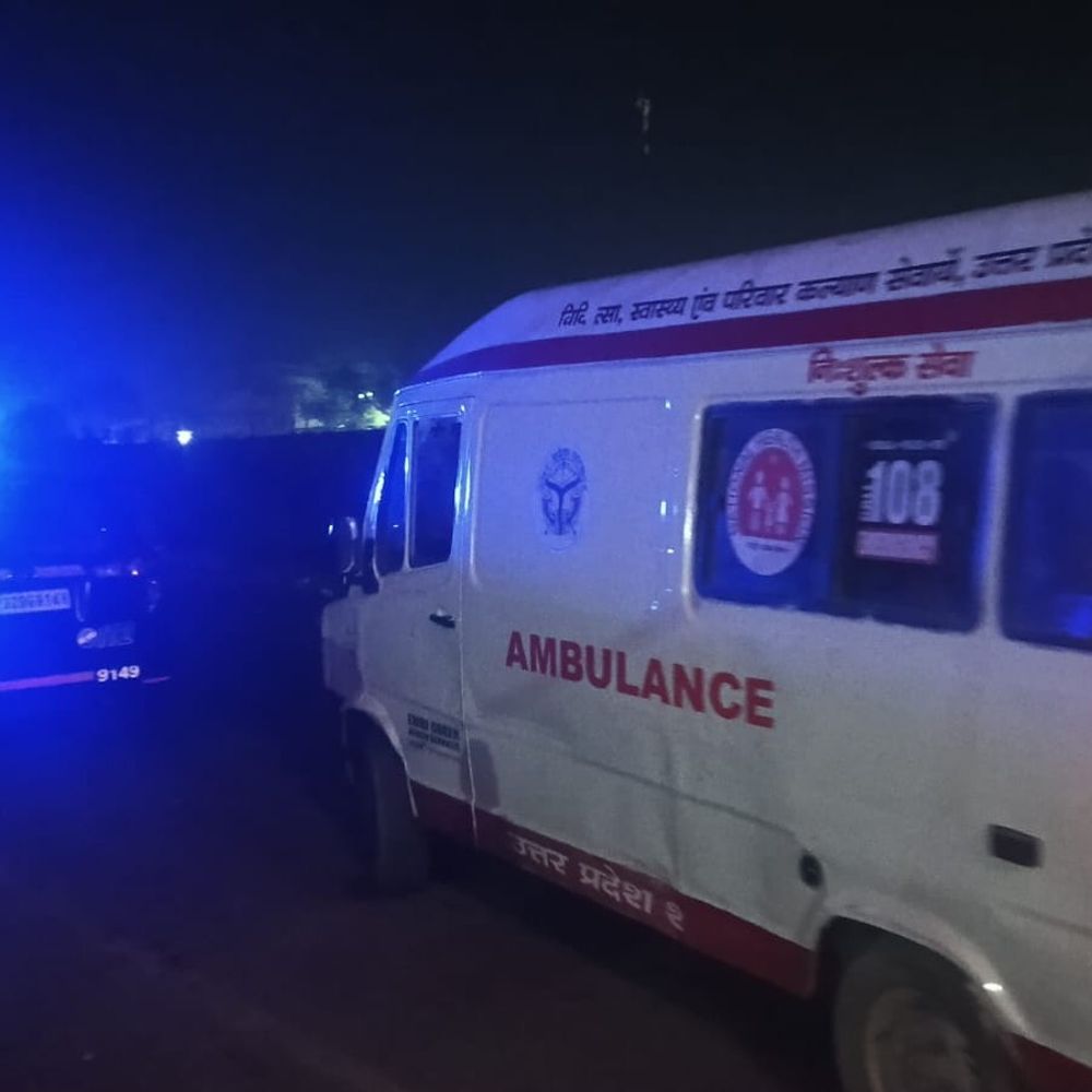 कानपुर में तेज रफ्तार कार ने स्कूटी को मारी टक्कर:तीन दोस्त घायल, एक की हालत गंभीर; पुलिस चालक की तलाश में
