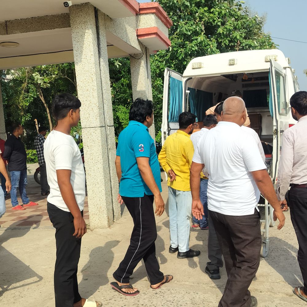 अयोध्या में ट्रक में पीछे से सेना की एम्बुलेंस घुसी:4 लोगों की मौत, चंडीगढ़ से जवान का शव लेकर गाजीपुर जा रहे थे परिजन