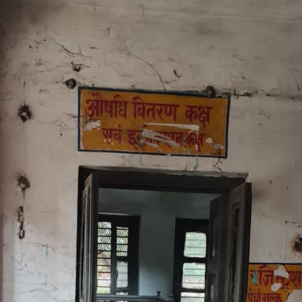 शाहगंज में आयुर्वेदिक अस्पताल के लिए जमीन की तलाश:जर्जर भवन में चल रहा 25 बेड का अस्पताल, डॉक्टरों को सता रहा जान का खतरा