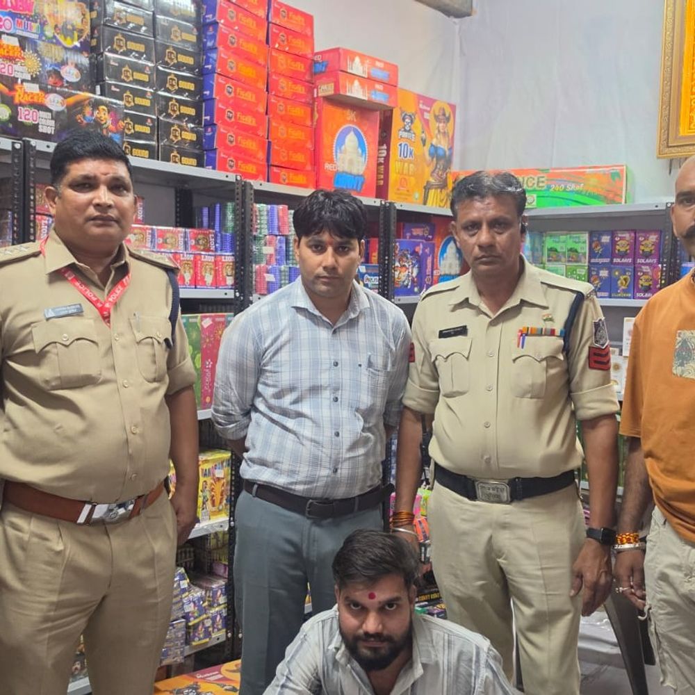 मकान की पहली मंजिल पर मिले ₹10 लाख के पटाखे:उज्जैन में त्योहार से पहले पुलिस ने मारा छापा, दो लोगों पर कार्रवाई