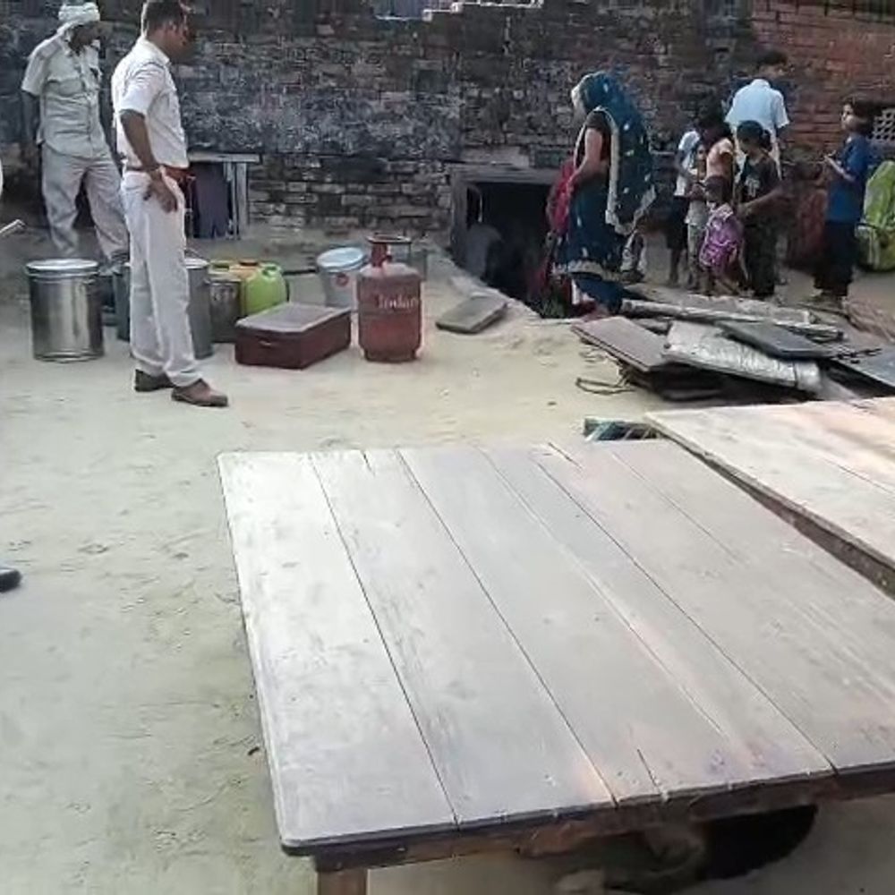 सरकारी गबन मामले में फरार पूर्व प्रमुख के घर कुर्की-जब्ती:सीतामढ़ी के सोनबरसा के दो बार प्रमुख रह चुके लालबाबू साह, कचहरीपुर स्थित आवास पर पुलिस की कार्रवाई