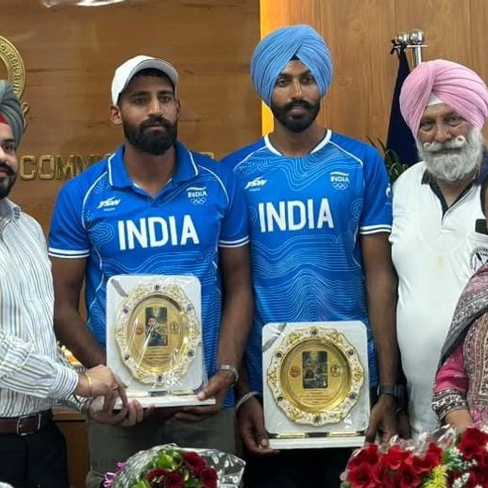मोगा के रोइंग खिलाड़ियों का जिला प्रशासन ने किया सम्मान:एशियन गेम्स 2026 में भारत का प्रतिनिधित्व कर लौटे कुलविंदर और जस्मेल का स्वागत