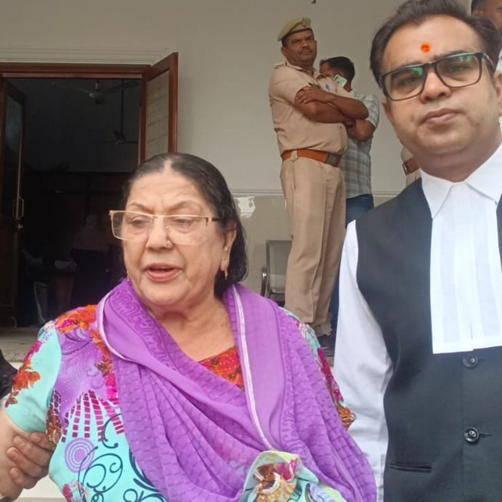 बेटे के नाम डेढ़ करोड़ की एफडी कराने का आरोप:रामपुर में मारपीट कर बुजुर्ग मां ने घर से निकालने की डीएम से की शिकायत