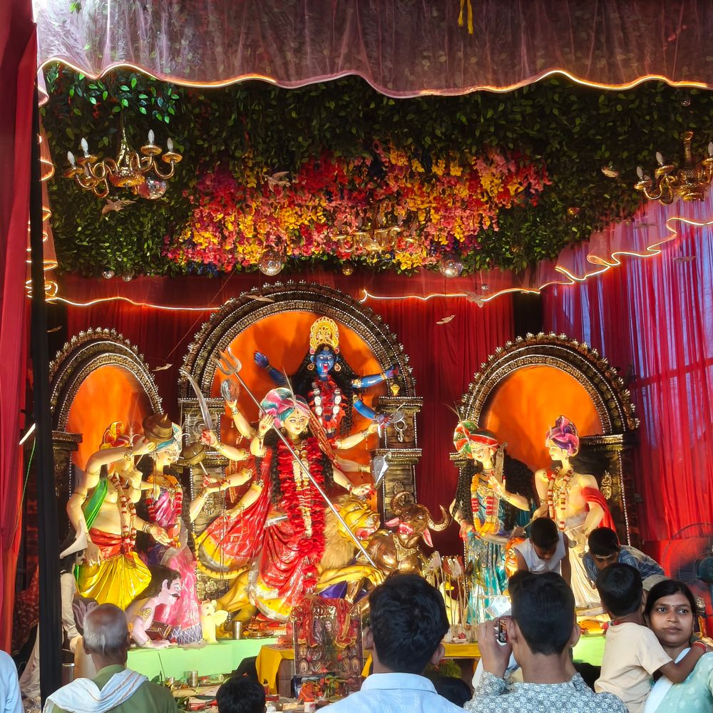 शिवहर में महासप्तमी पर मां दुर्गा के पट खुले:दर्शन के लिए उमड़ी श्रद्धालुओं की भीड़, पूजा पंडालों में दिखी रौनक