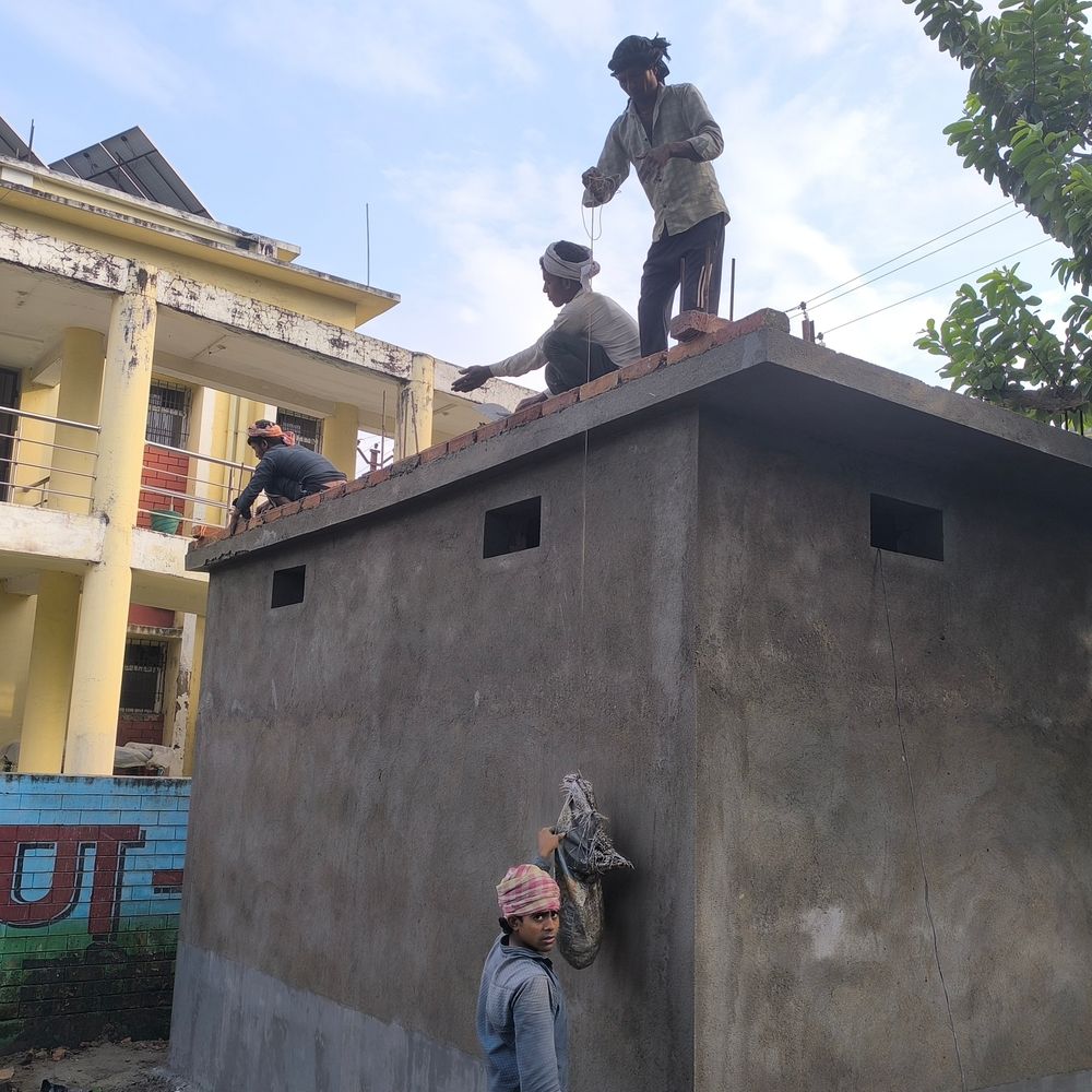 कटिहार-10.97 लाख से बन रहा पब्लिक टॉयलेट अधूरा:जुलाई में पूरा होना था निर्माण; बिना अनुमति बिजली इस्तेमाल का आरोप