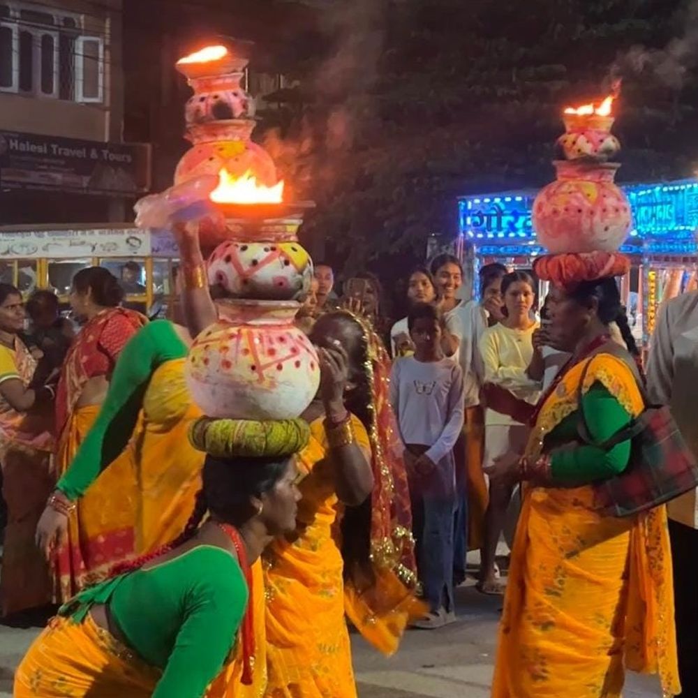 अररिया में डांडिया की धूम,नेपाल में झिझिया ने मोहा मन:दुर्गा पूजा पर भारत-नेपाल सीमा के दोनों ओर दिखे लोकसंस्कृति के रंग, पारंपरिक नृत्य-संगीत से उत्सवी माहौल
