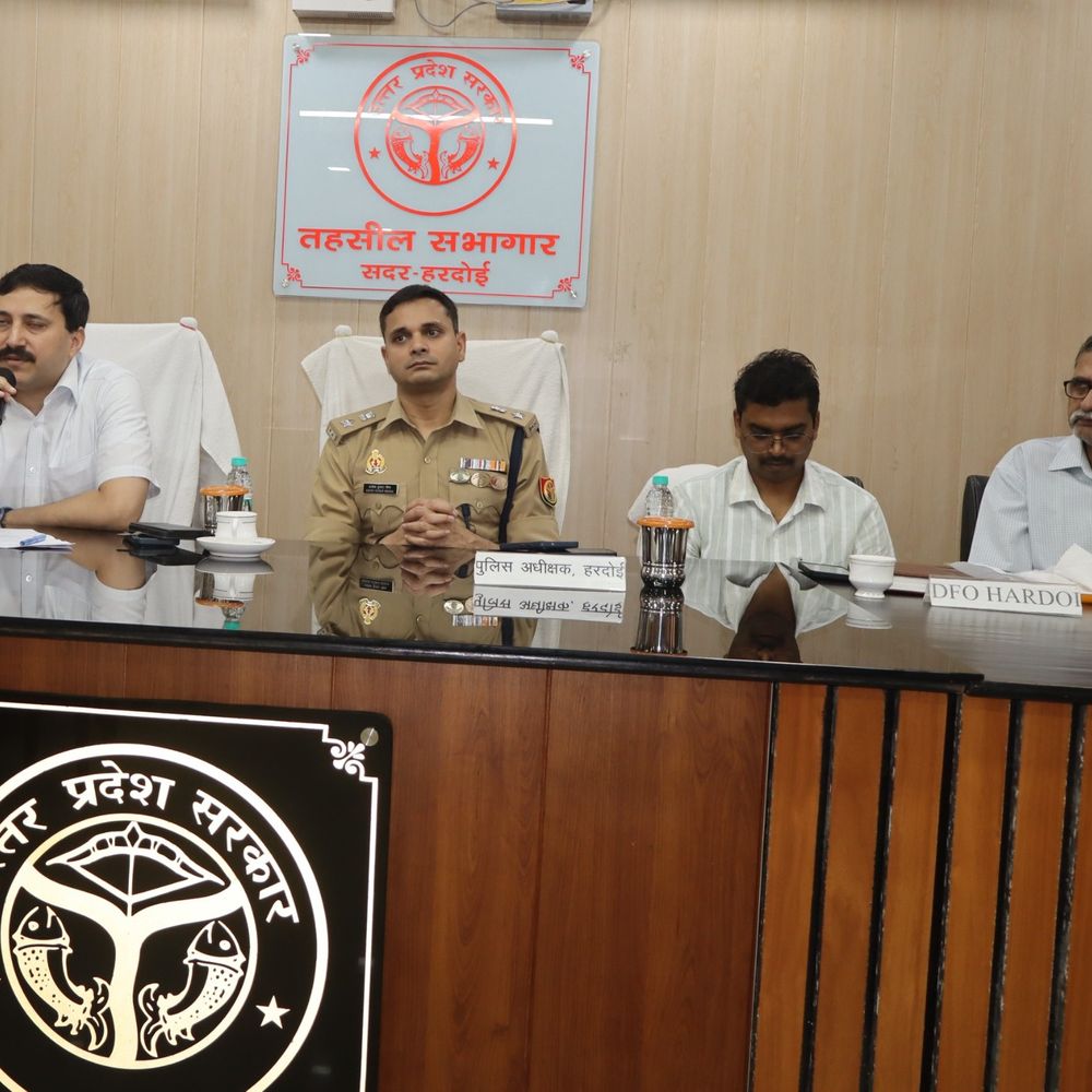 हरदोई में समाधान दिवस पर DM सख्त:बोले- समयसीमा में करें कार्रवाई, जरूरत पर खुद मौके पर जाकर जांच करें