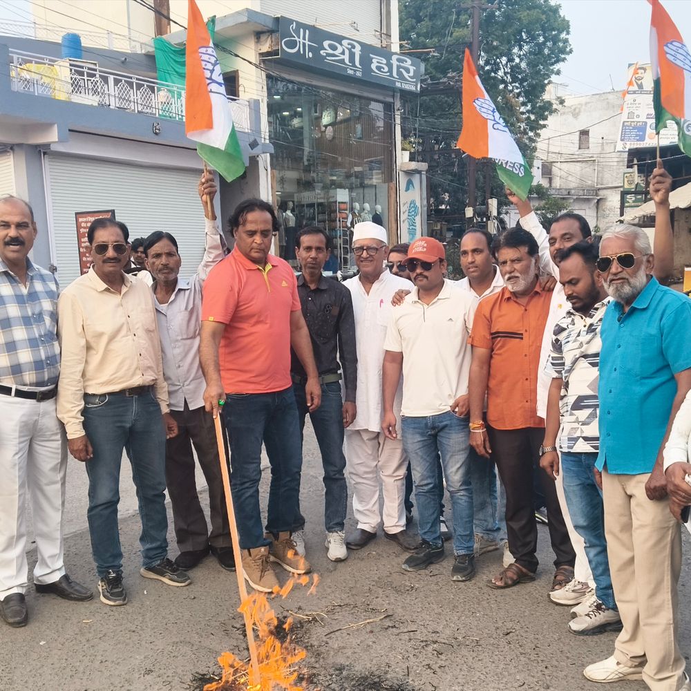 झालावाड़ में कांग्रेस ने भाजपा प्रदेशाध्यक्ष का पुतला फूंका:पाकिस्तान पर दिए कथित बयान के विरोध में मूर्ति चौराहे पर प्रदर्शन