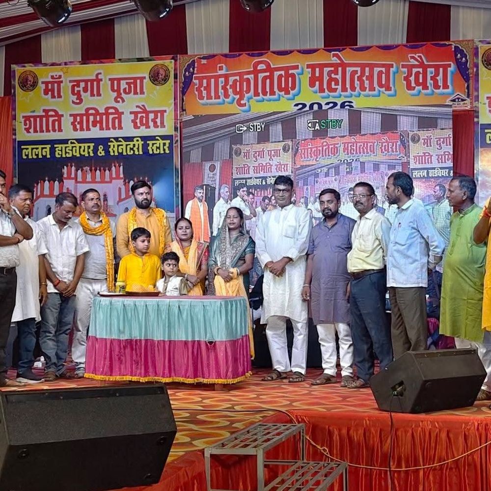 खैरा में लोकगायिका देवी ने बिखेरा सुरों का जादू:नवरात्र के छठे दिन भक्ति गीतों पर झूमे लोग