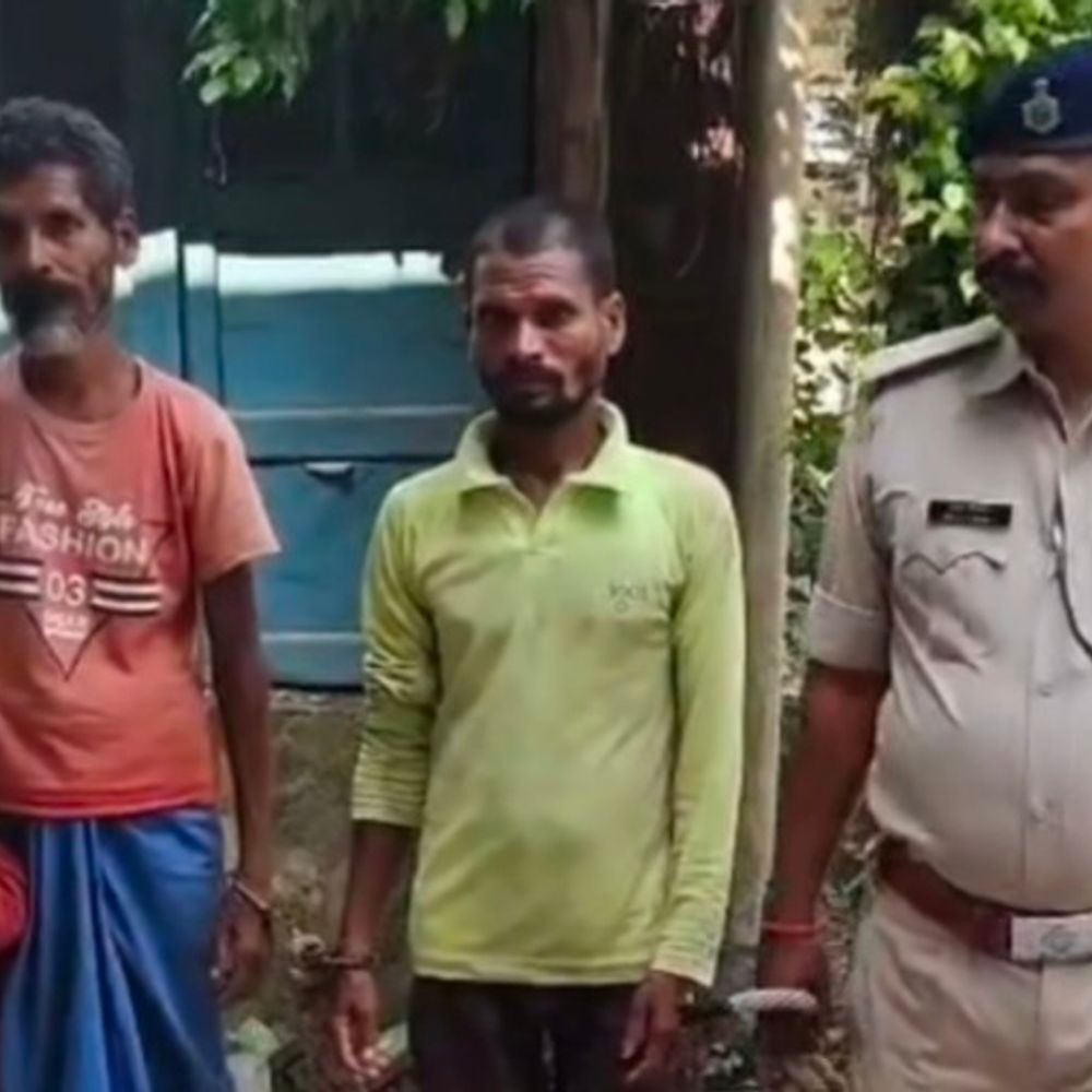 जानलेवा हमले के मामले में भागे पिता-बेटा गिरफ्तार:8 साल पुराने मवेशी चोरी विवाद में कोर्ट ने जारी किया था वारंट