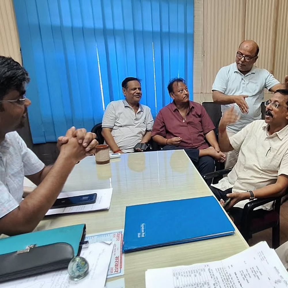 बैरिकेडिंग से नाराज दुकानदारों ने नगर परिषद में शिकायत की:अररिया में EO ने कहा- पार्किंग के लिए रास्ता छोड़ा जाएगा, गलतफहमी दूर की