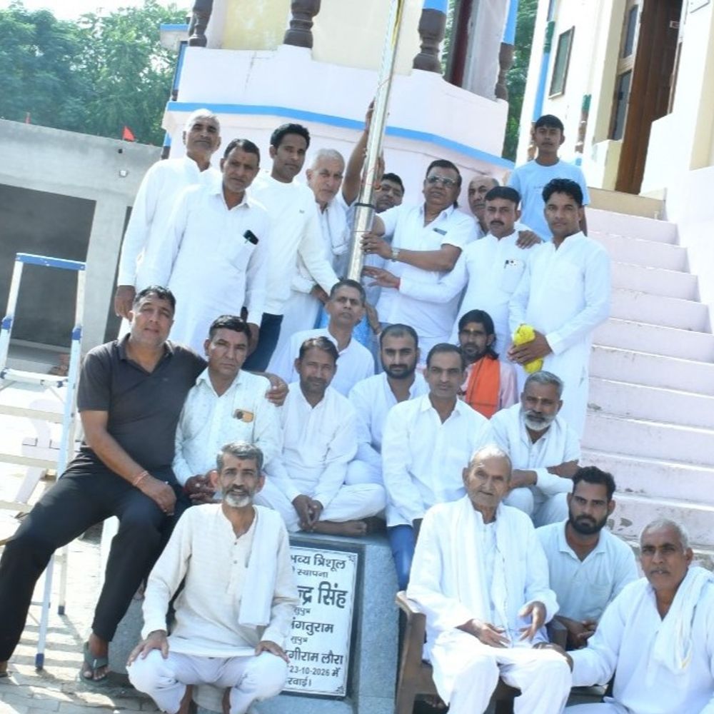 बालसमंद के शिव मंदिर में 12 फीट ऊंचा त्रिशूल स्थापित:यह हिसार जिले का तीसरा सबसे बड़ा, मंत्रोच्चारण के बीच भगवान शिव की पूजा-अर्चना
