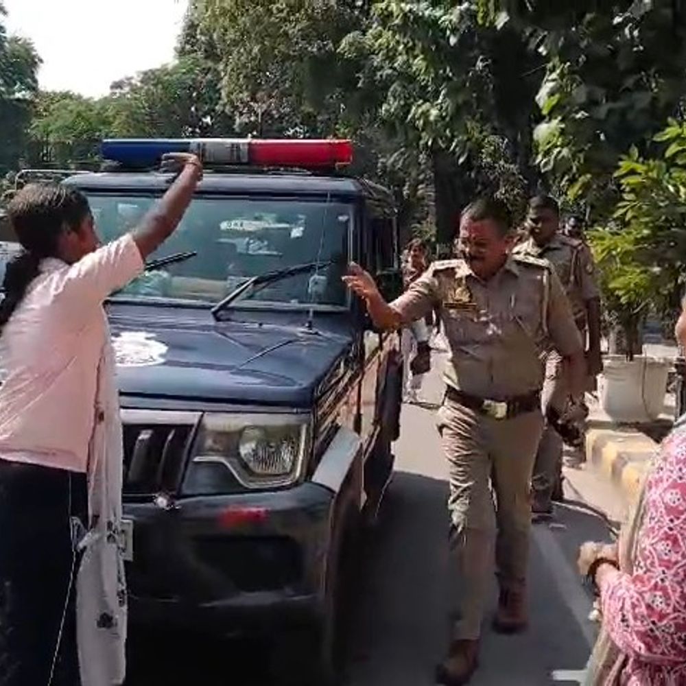 UPTET अभ्यर्थियों को आयोग मुख्यालय घेरने से पुलिस ने रोका:छात्र पुलिस की गाड़ी के आगे लेटे, साथियों को हिरासत में लेने का आरोप