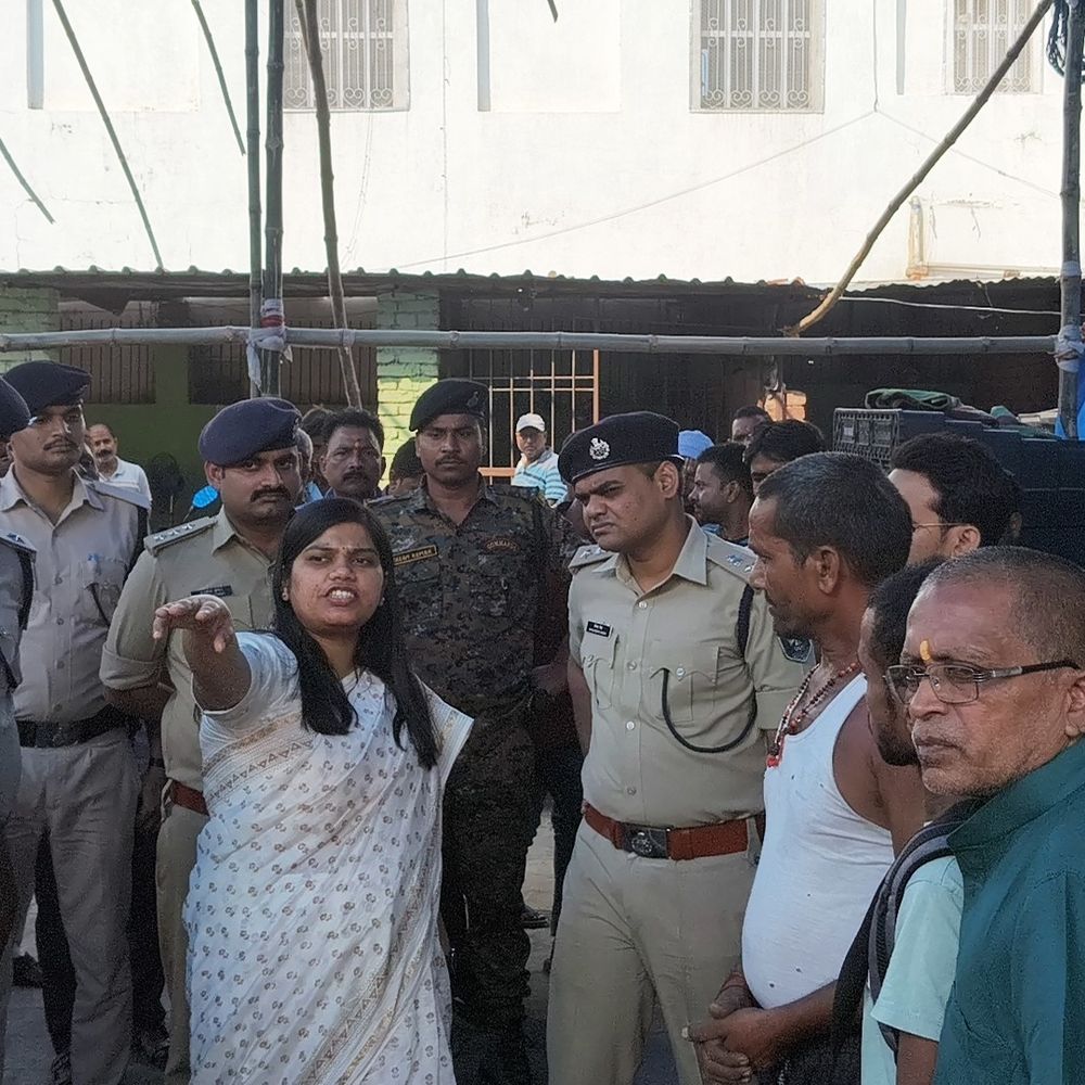 शिवहर में DM-SP ने दुर्गा पूजा पंडालों का इंस्पेक्शन किया:सुरक्षा, क्राउड मैनेजमेंट और अग्नि सुरक्षा पर दिए सख्त निर्देश