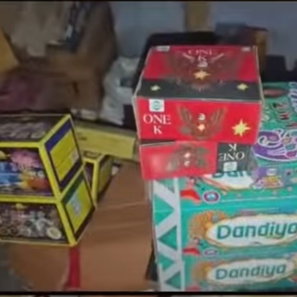 मेरठ में किराना स्टोर पर बिक रहे थे पटाखे, जब्त:पल्लवपुरम के बी पॉकेट में पुलिस ने छापा मारा, दुकानदार पर FIR