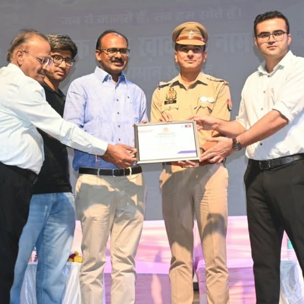 फिरोजाबाद में पुलिसकर्मियों को कर्तव्यनिष्ठा के लिए सम्मान:’एक शाम खाकी के नाम’ समारोह में जिलाधिकारी, SSP आदित्य लांग्हे भी हुए सम्मानित