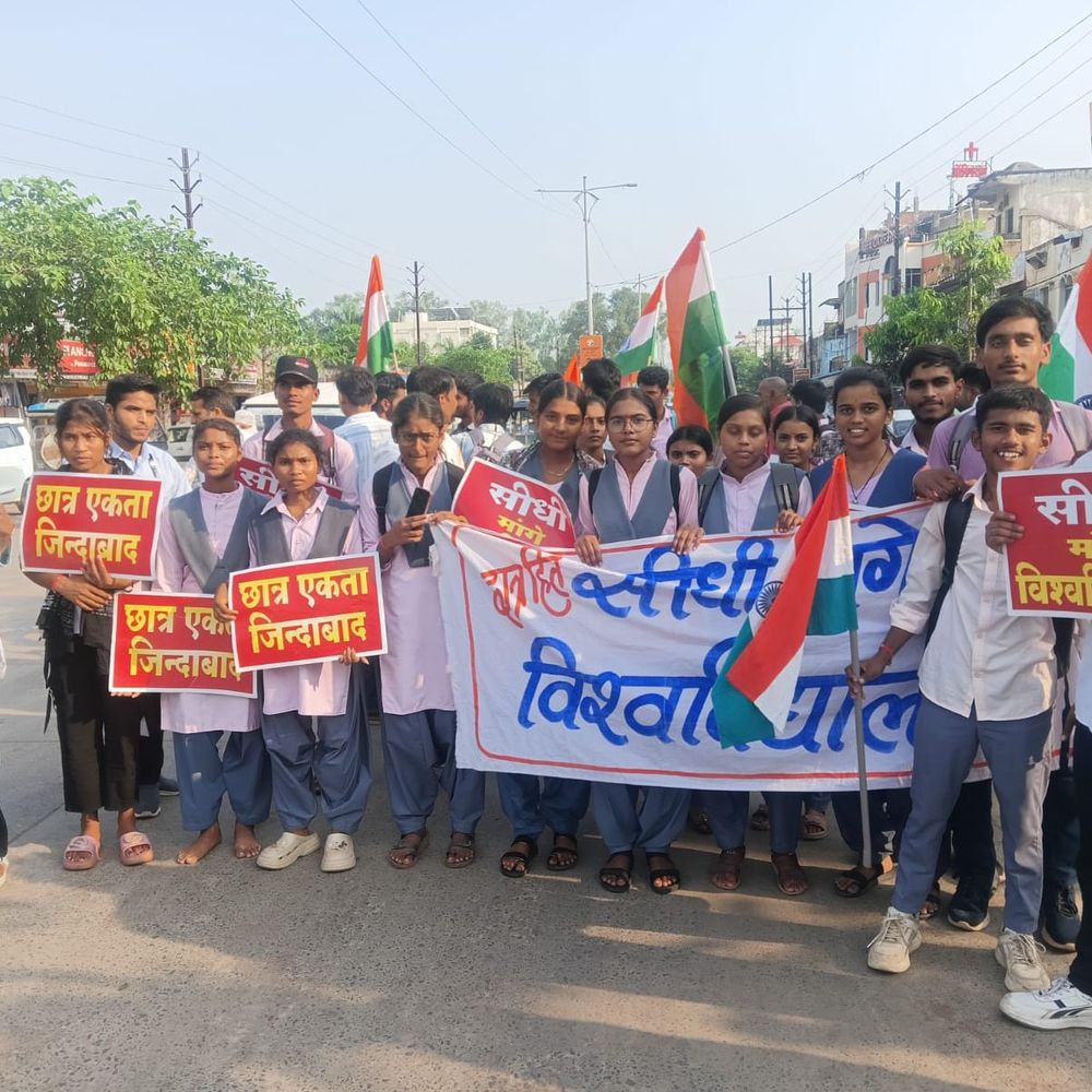 विश्वविद्यालय की मांग पर स्टूडेंट ने निकाली तिरंगा यात्रा:संजय गांधी कॉलेज से शुरू होकर कलेक्ट्रेट पहुंची, आंदोलन जारी रखने का संकल्प