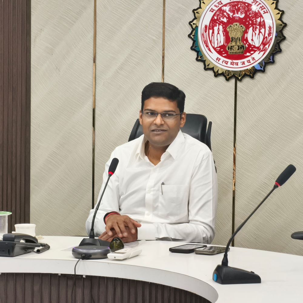 हरदा के नए कलेक्टर कुमार सत्यम ने संभाला पदभार:किसानों की समस्या, स्वास्थ्य-शिक्षा सुधार पहली प्राथमिकता; खाद वितरण की रोज होगी मॉनिटरिंग