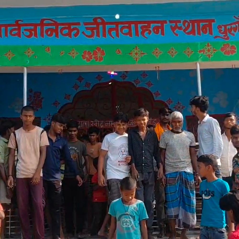 मंदिर की 5KG की घंटी खोलकर भाग रहा युवक पकड़ा:ग्रामीणों ने की पिटाई, डायल-112 की टीम ने भीड़ से छुड़ाकर हिरासत में लिया