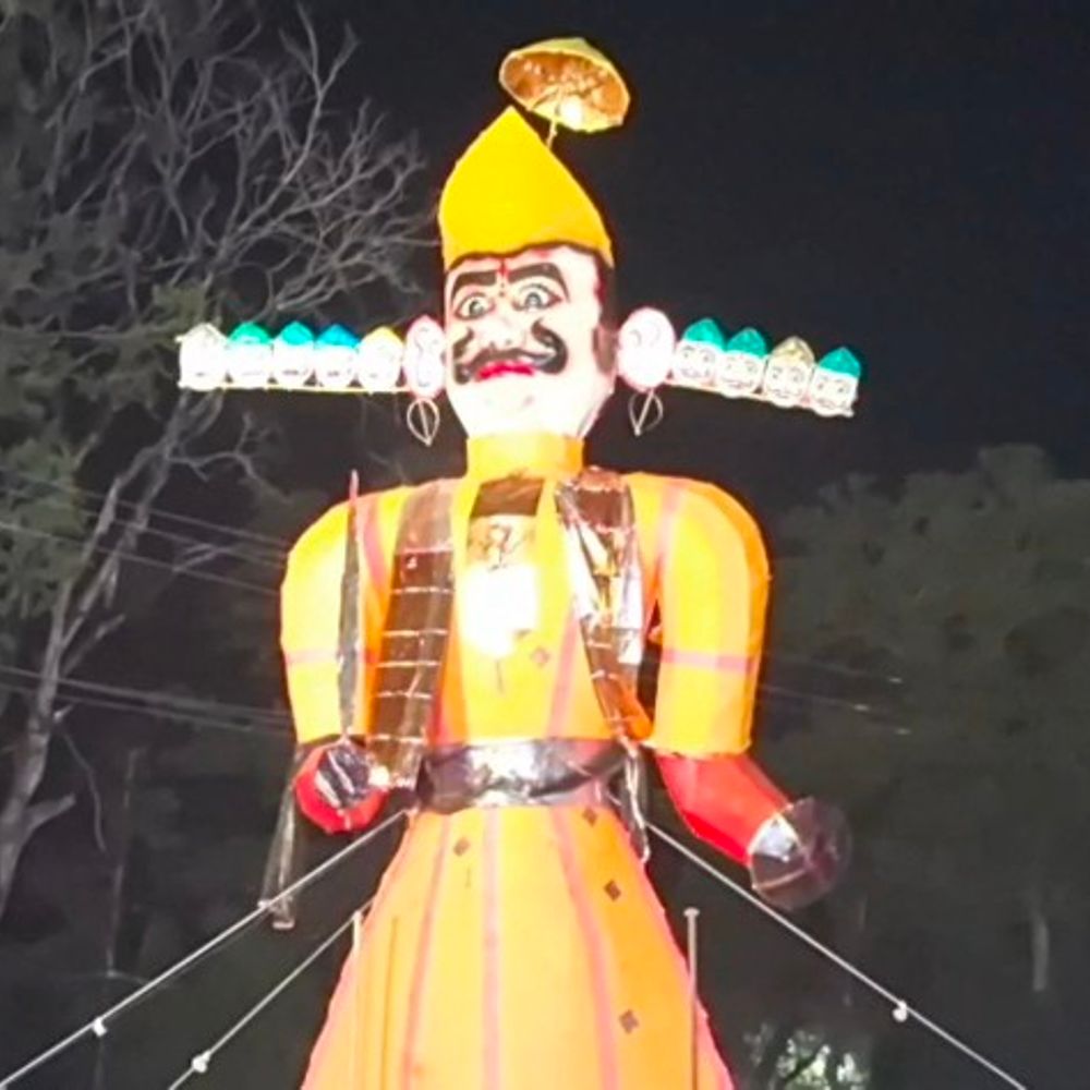 नरसिंहपुर स्टेडियम में 42 फीट ऊंचे रावण का दहन:पहली बार जाट महासभा का आयोजन; आशीष-बिहारी उपाध्याय टीम की प्रस्तुतियों ने दर्शकों को हंसाया