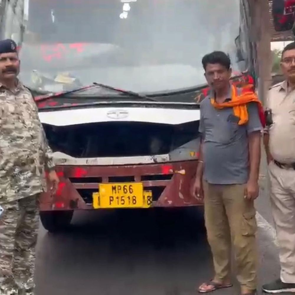 मालवाहक पिकअप में यात्री और लेबर मिले:सुलियरी-माड़ा मार्ग पर परिवहन विभाग ने की कार्रवाई, 2.21 लाख रुपए वसूले