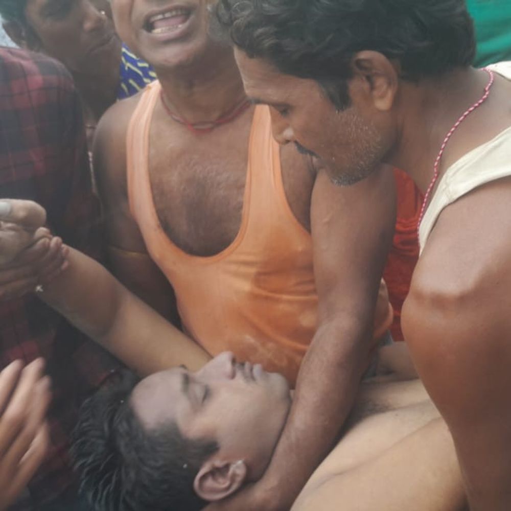 बूढ़ी गंडक में जल लेने गया युवक डूबा:गहरे पानी में जाने से हादसा, परिजन इलाज के लिए ले गए