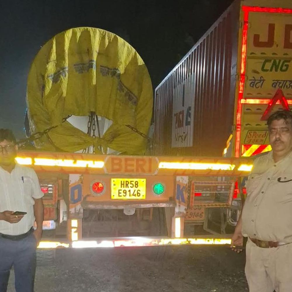 रामपुर में ओवरलोड वाहनों पर चला अभियान, 8 पर कार्रवाई:2.69 लाख रुपये का जुर्माना लगाया, रात 10 बजे से सुबह 4:30 बजे तक चेकिंग
