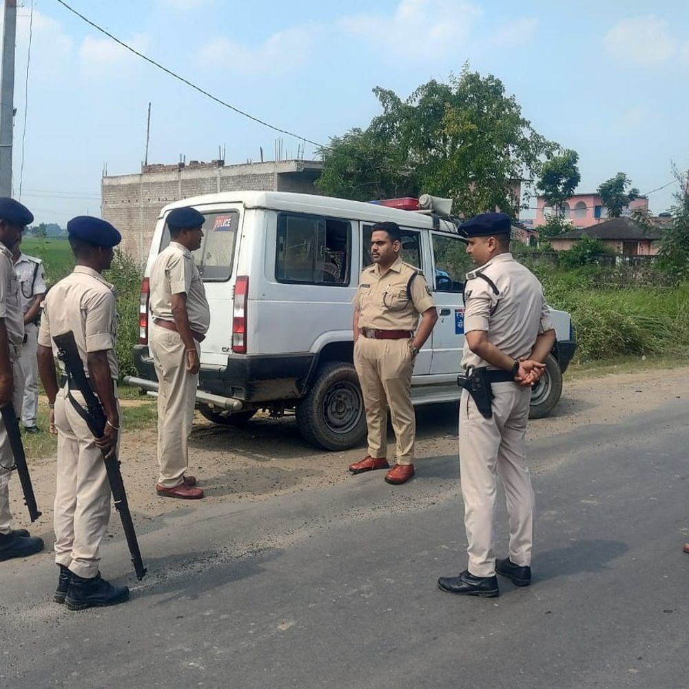 सड़क पर उतरे एसपी,गश्ती-ERSS वाहनों की जांच:महिलाओं-छात्राओं की सुरक्षा को इंग्लिश मोड़ से अमरपुर-ढाका मोड़ तक अभियान