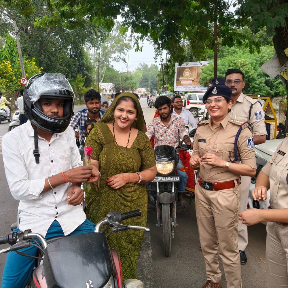 करवा चौथ पर पतियों को हेलमेट दिए, पत्नियों से पहनवाए:हरदा में पुलिस ने दोबारा बिना हेलमेट बाइक न चलाने की शपथ दिलाई