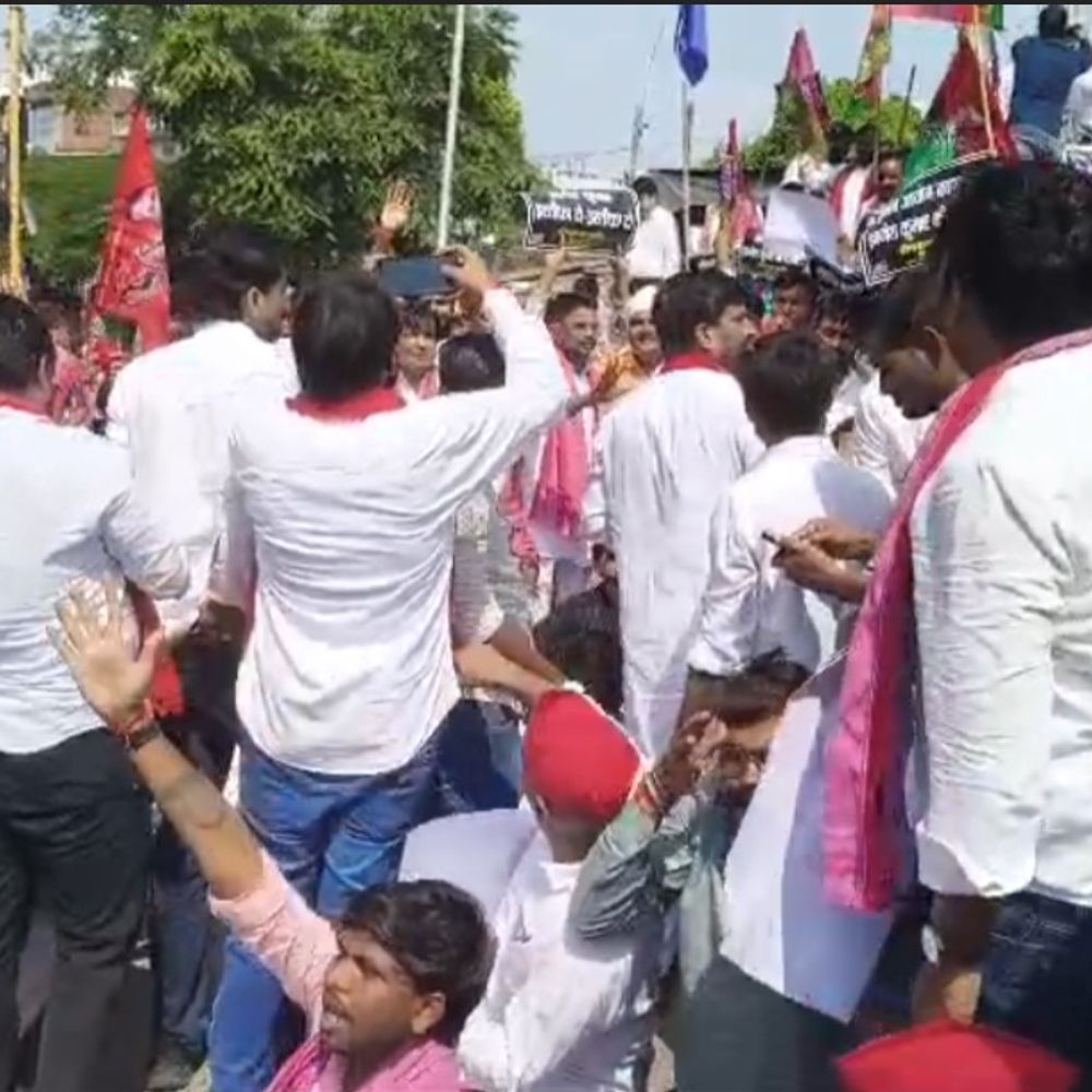 जालौन में सपा का मुख्य चुनाव आयुक्त के खिलाफ प्रदर्शन:सिटी सेंटर से अंबेडकर चौराहे तक पैदल मार्च, पुलिस ने पुतला छीनने की कोशिश की