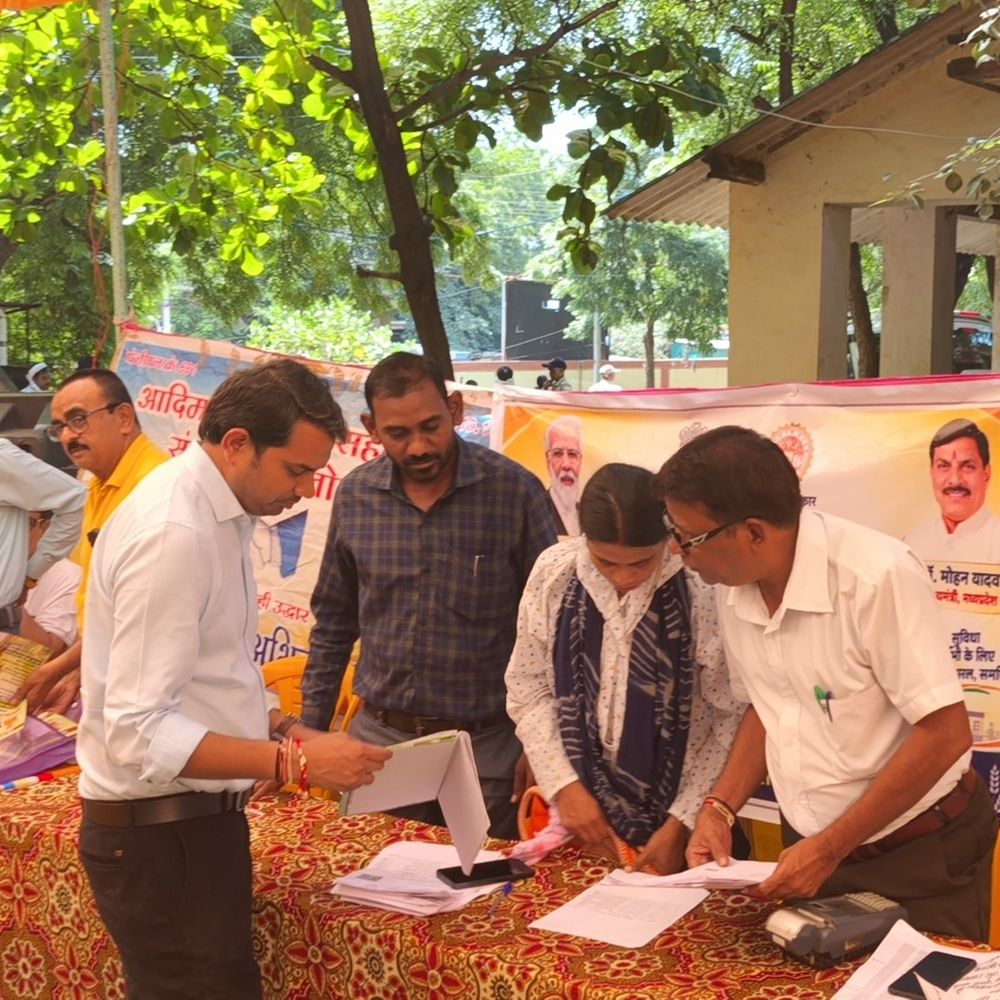 आयुष्मान कार्ड, सोलर प्लांट लगवाने दिए आवेदन:किसान ने तरबूज की खेती पर सरकारी सब्सिडी मांगी, जोबट में लगा कैंप