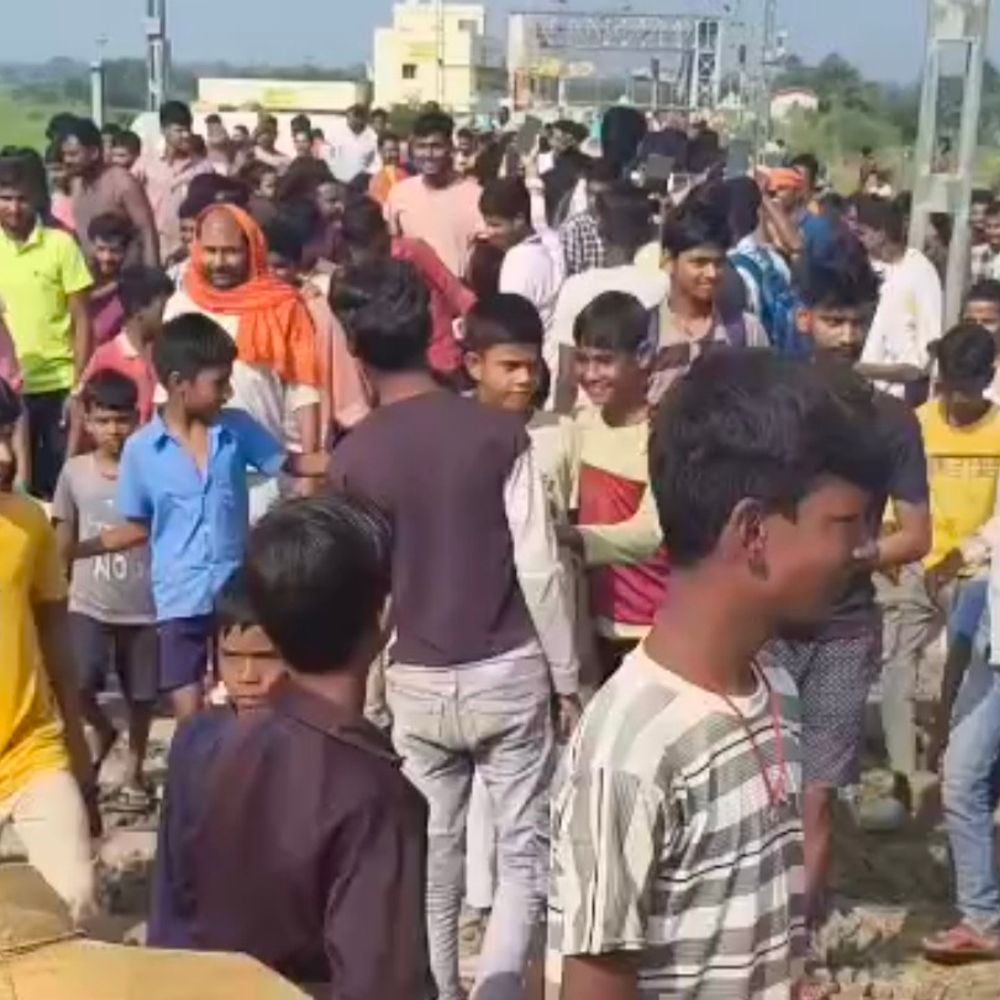 बांका-33 हजार-वोल्ट के पोल पर 24 घंटे बैठा रहा युवक:मां की आवाज सुनते ही नीचे उतरा, शादी टूटने से था नाराज; शहर में 24 घंटे बिजली संकट