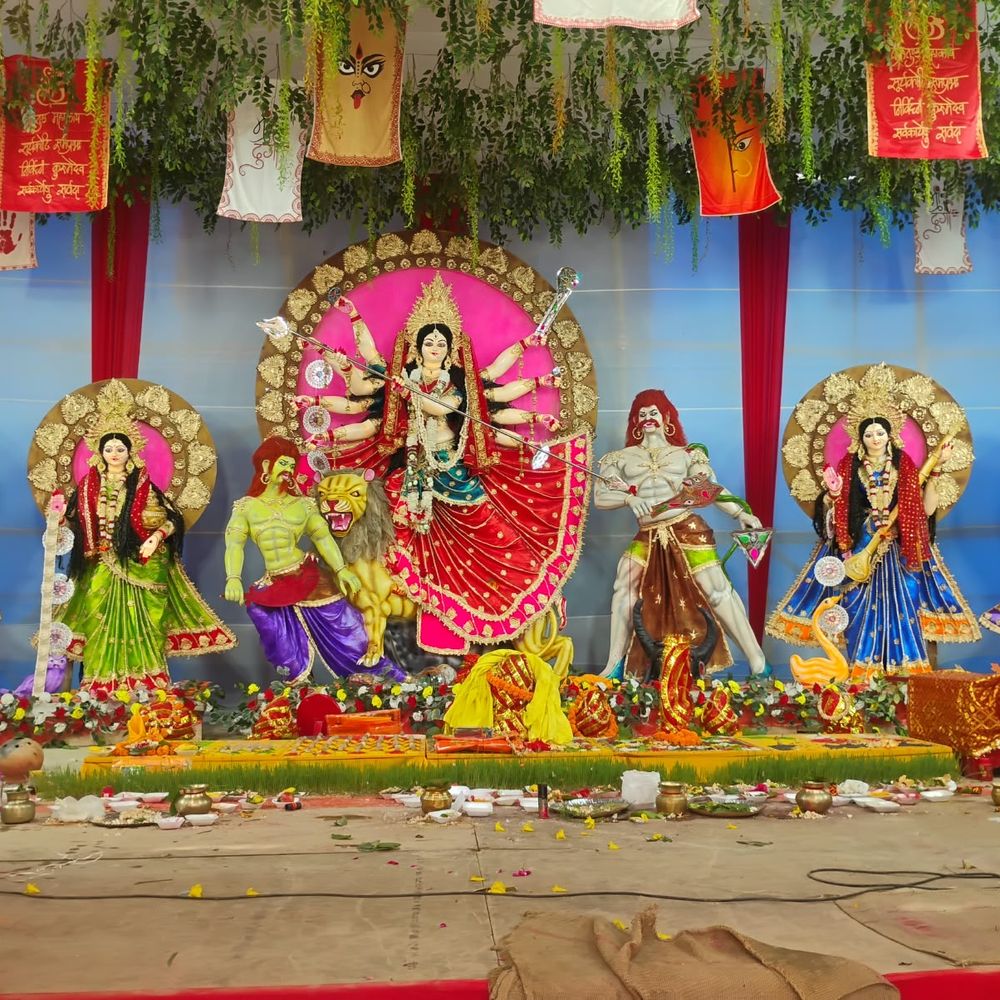 देश के प्रसिद्ध मंदिरों और धार्मिक स्थलों की तर्ज पर बना है पूजा पंडाल