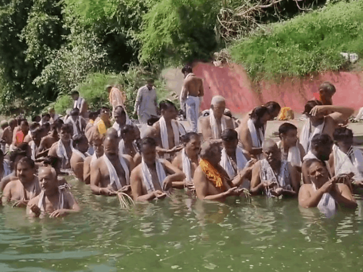 सर्व पितृ अमावस्या पर पीपाधाम में हुआ सामूहिक तर्पण:लोगों ने पितरों के प्रति श्रद्धा व्यक्त कर जलांजलि देकर निभाई परंपरा