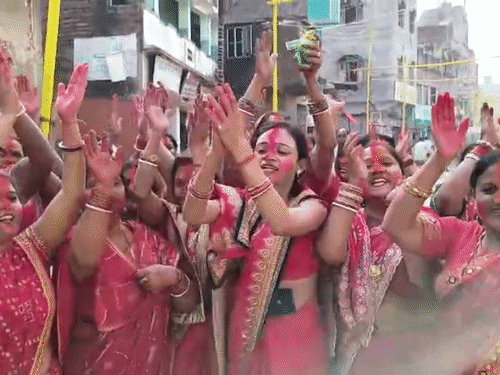 लखीसराय में सिंदूर खेला के साथ मां को दी विदाई:सुहागिन महिलाओं ने  सिंदूर लगाकर सुख-समृद्धि की कामना की